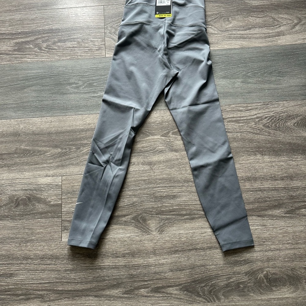 Nike Women Maternity athletic Leggings - Picture 4 of 4
